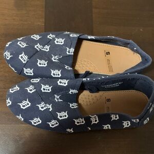 😎  Detroit Tigers canvas, 100% cotton slip on small loafer